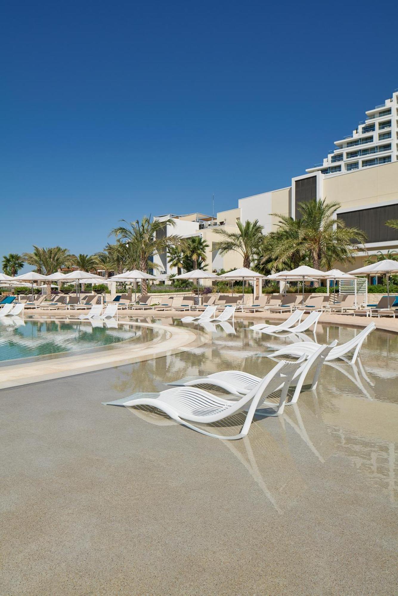 City Of Dreams Mediterranean - Integrated Resort, Casino & Entertainment Limassol Exterior foto The swimming pool at the hotel